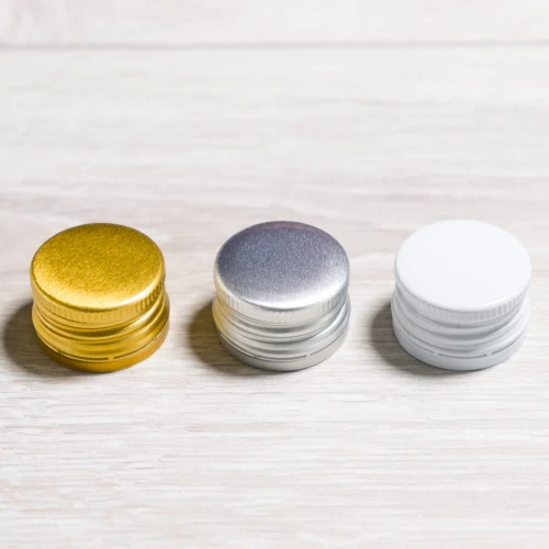 zakrętki do buteleczek, złota, srebrna i biała.jpg