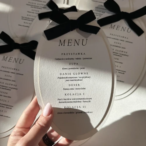 Menu papierowe Helena – elegancja z aksamitną kokardką