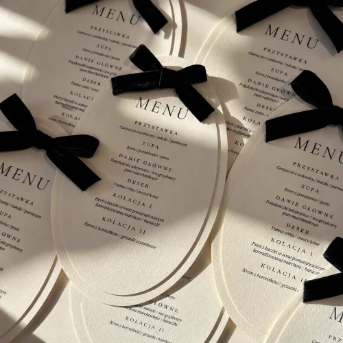 Menu papierowe Helena – elegancja z aksamitną kokardką