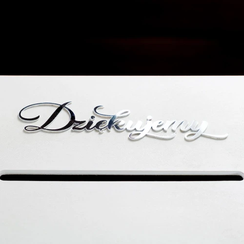 Białe drewniane pudełko na koperty ślubne glamour z lustrzanym złotym elementem z pleksi - imiona państwa młodych w geometrycznym sercu, poniżej data ślubu - wieko