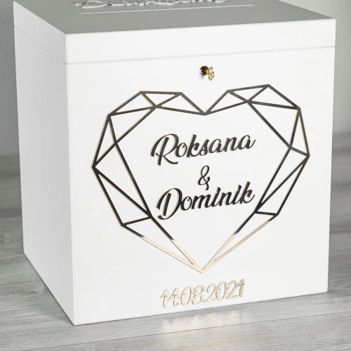 Białe drewniane pudełko na koperty ślubne glamour z lustrzanym złotym elementem z pleksi - imiona państwa młodych w geometrycznym sercu, poniżej data ślubu 2